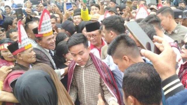 Gibran Disambut Meriah dan Diulosi Saat Tiba di Bandara Silangit