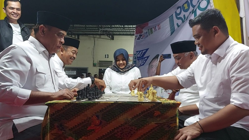 Bobby Nasution Tanding Catur dengan Bupati dan Dua Cabup Madina