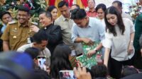 Gibran Beri Anak-anak Hadiah Natal di Gereja HKBP Resort Medan