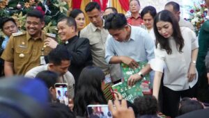 Gibran Beri Anak-anak Hadiah Natal di Gereja HKBP Resort Medan