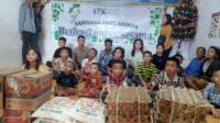 PPPI Sumut Bagikan Sembako Akhir Tahun Kepada Ratusan Anak Panti Asuhan Pengurus Persatuan Perusahaan Periklanan Indonesia (PPPI) Sumut berfoto bersama anak-anak Panti Asuhan Kasih Indonesia di Jalan Pertanian, Pasar V Desa Marindal I, Kecamatan Patumbak, Deli Serdang, baru-baru ini. Foto: ist