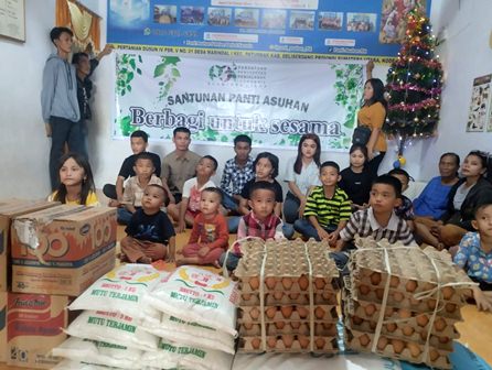 PPPI Sumut Bagikan Sembako Akhir Tahun Kepada Ratusan Anak Panti Asuhan Pengurus Persatuan Perusahaan Periklanan Indonesia (PPPI) Sumut berfoto bersama anak-anak Panti Asuhan Kasih Indonesia di Jalan Pertanian, Pasar V Desa Marindal I, Kecamatan Patumbak, Deli Serdang, baru-baru ini. Foto: ist