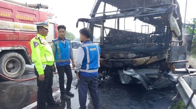 Bus Putra Pelangi Terbakar di Ruas Tol Medan-Tebing Tinggi, Tidak Ada Korban Jiwa