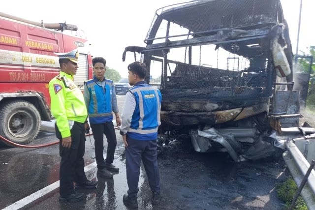 Bus Putra Pelangi Terbakar di Ruas Tol Medan-Tebing Tinggi, Tidak Ada Korban Jiwa