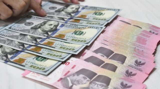 Kurs Rupiah Dekati Level 17.000 Per Dolar AS