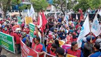 Massa Buruh Datangi Kantor Gubernur Sumut Tuntut Upah Layak