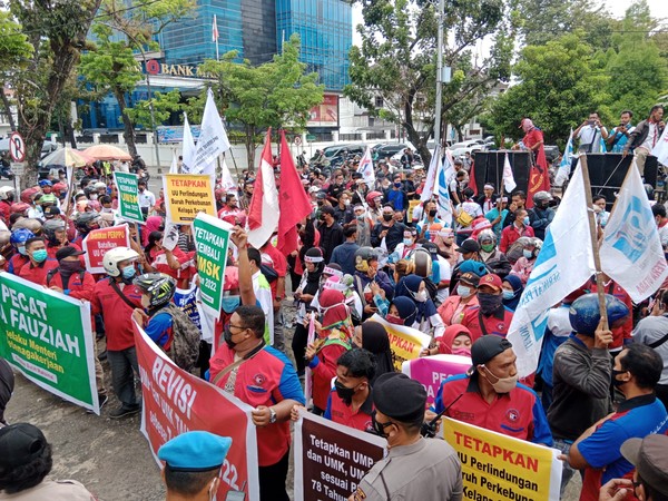 Massa Buruh Datangi Kantor Gubernur Sumut Tuntut Upah Layak
