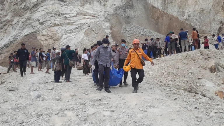 Tambang Batu Kapur di Cirebon Longsor, Tujuh Ditemukan Tewas