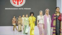 Dekranasda Medan Tampil di Indonesia Fashion Week 2025