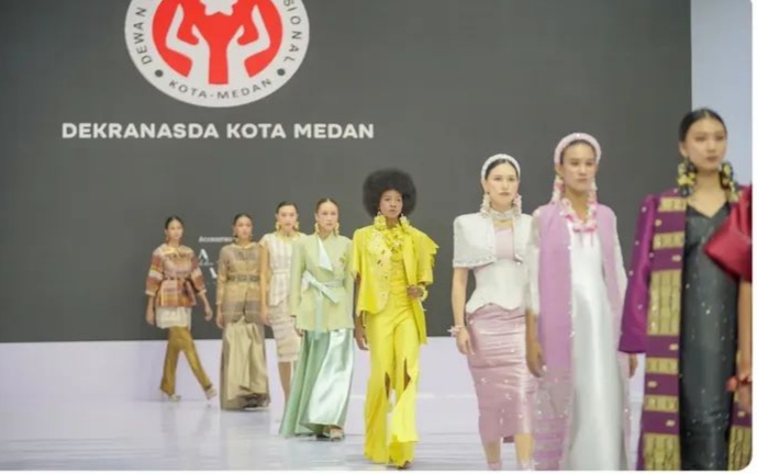 Dekranasda Medan Tampil di Indonesia Fashion Week 2025