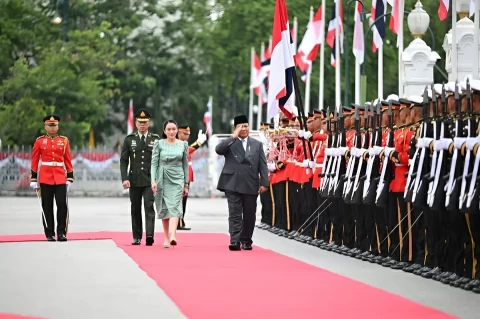 prabowo-disambut-hangat-pm-thailand-di-bangkok-dengan-jajar-kehormatan-fuw