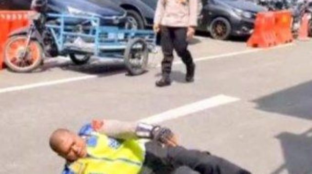 Gara-gara Pungli, Aiptu RH Dihukum Guling-guling di Aspal