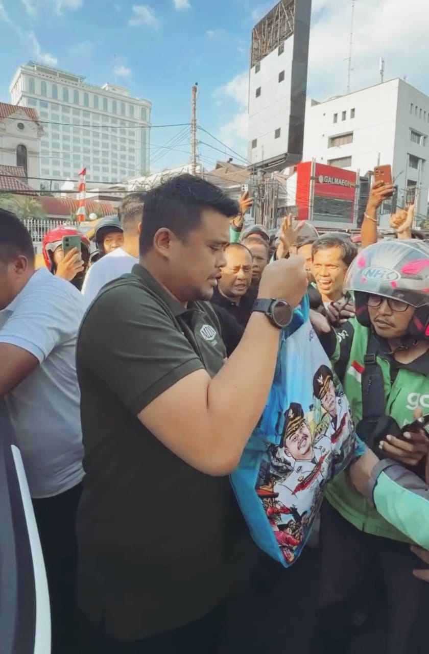 Bobby Bagi-bagi Beras ke Ratusan Ojol