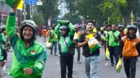 beras ojol Kodam I/BB Bagikan 500 Sak Beras ke Ojol di Medan