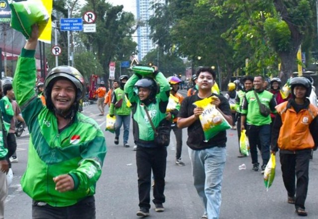 Kodam I/BB Bagikan 500 Sak Beras ke Ojol di Medan