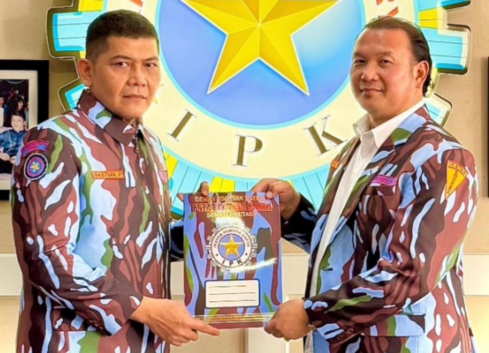 Foto : Ketua Dpd IPK Sumatera Utara, Bastian Panggabean saat Penyerahaan SK Dpd IPK Kota Medan Kepada Ketua Dpd IPK Kota Medan Chandra Lingga(Kanan). Ist
