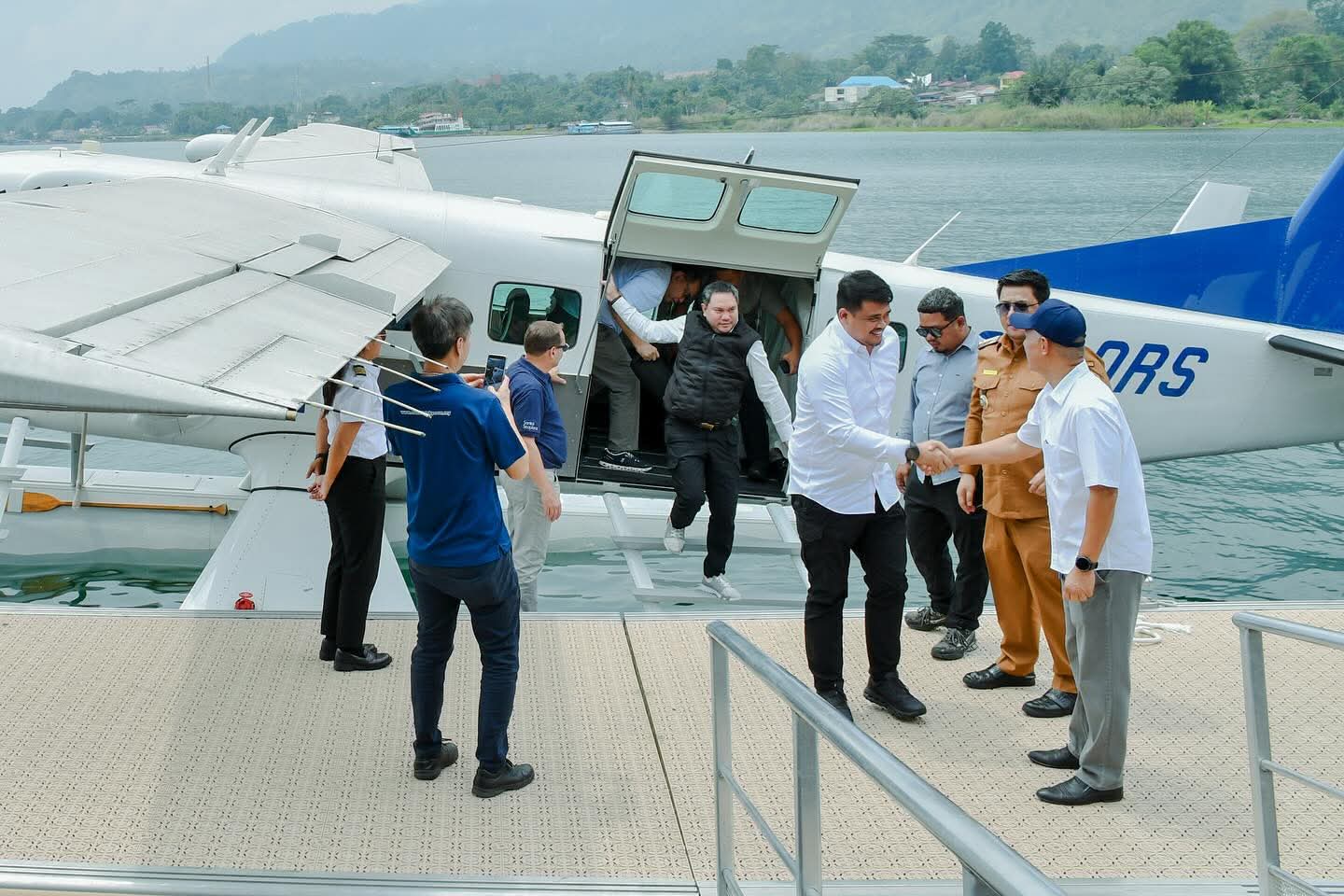 Uji Terbang Seaplane ke Danau Toba Sukses, Bobby Nasution jadi Penumpang Pertama