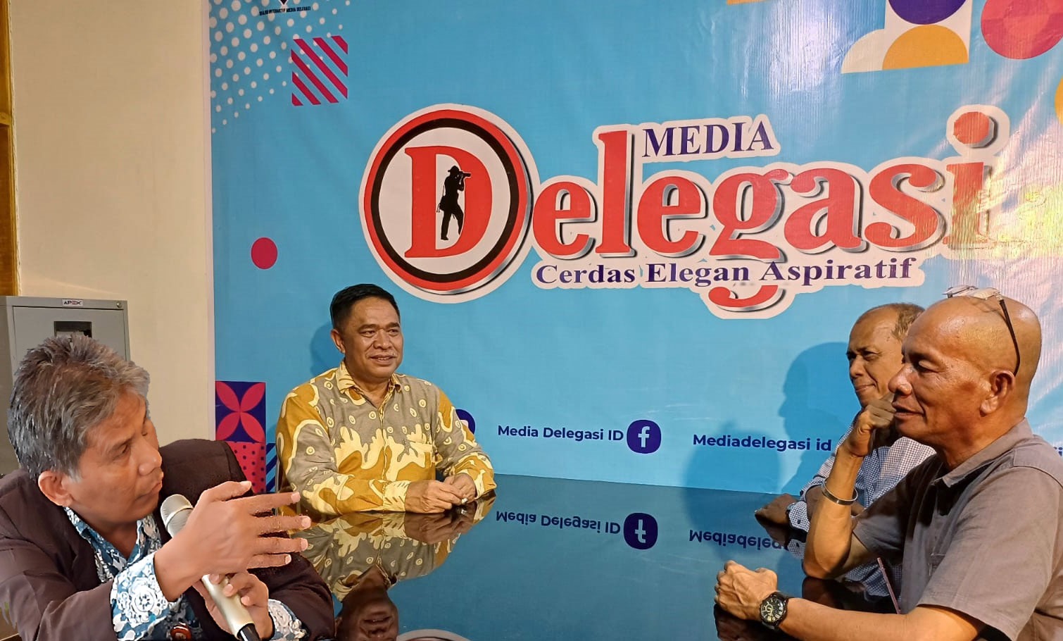 [14.01, 21/6/2025] Pak Maruli Delegasi: Coba wa pak nico, mana tau Sudah siap narasi yang mau dibaca [14.01, 21/6/2025] Pak Maruli Delegasi: Bilang, biar latihan [14.02, 21/6/2025] Miranda: Iya pak [17.32, 9/7/2025] Miranda: P [17.33, 9/7/2025] Pak Maruli Delegasi: https://youtu.be/JS4IAcqVKDw?si=c21KuukLleYDWdyx [16.35, 16/7/2025] Miranda: Pemirsa....... Pengelolaan sekolah yang efektif sangat penting untuk mencapai tujuan pendidikan nasional.  Penggabungan atau regrouping adalah salah satu langkah strategi yang dapat digunakan untuk meningkatkan kualitas pengelolaan sekolah.  Pemerintah Kota Medan melalui Dinas Pendidikan setempat secara bertahap telah melaksanakan penggabungan sejumlah sekolah di daerah itu. -Saya Miranda,... ------Mari kita ikuti informasi selengkapnya---- Wali Kota Medan Rico Tri Putra Bayu Waas menyatakan hal itu saat melakukan peninjauan Sekolah Dasar Negeri 060898 dan 060905, di Jalan Brigjend Katamso, Gang Balai Desa, Kelurahan Sei Mati, Medan Maimun, pada Senin, tanggal 14 Juli 2025. Menurut Wali Kota Medan, dari total 381 Sekolah Dasar di Medan, … [20.20, 8/8/2025] Miranda: Ijin pak mau tanya untuk rapat selanjutnya sabtu ini apa sabtu dpn ya pak [21.06, 8/8/2025] Pak Maruli Delegasi: Besok [21.07, 8/8/2025] Miranda: Pak kata pak turnip buatkan aja pak undangan untuk undangan rapat besok jam 16.00 [14.43, 3/9/2025] Pak Maruli Delegasi: https://mediadelegasi.id/wapres-gibran-melayat-kerumah-andika-lutfi-falah-korban-brutalitas-polisi/ [14.44, 3/9/2025] Pak Maruli Delegasi: Judul, perbaiki: ke rumah, bukan kerumah [14.44, 3/9/2025] Miranda: Oke tulang [18.54, 10/9/2025] Miranda: Tulang, pak turnip tanya gimana kelanjutan dispora [19.04, 10/9/2025] Pak Maruli Delegasi: Belum ke sana, tulang flu berat demam [19.05, 10/9/2025] Miranda: Oke tulang [19.06, 10/9/2025] Miranda: Cepat sembuh ya tulang [19.06, 10/9/2025] Pak Maruli Delegasi: Sudah baikan malam ini, tinggal lelehan melernya [17.30, 12/9/2025] Miranda: Pak Nico 2 [15.34, 16/9/2025] Pak Maruli Delegasi: Diskusi Pengelolaan Media, Abyadi Siregar Sambangi Delegasi