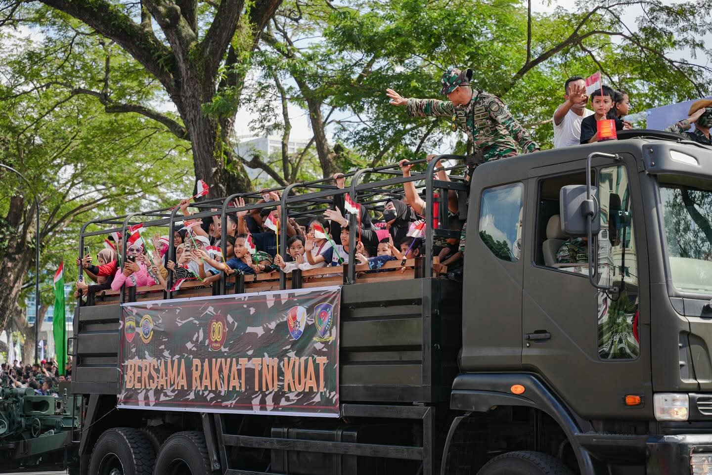 Warga Antusias Saksikan HUT Ke-80 TNI di Lapangan Merdeka Medan