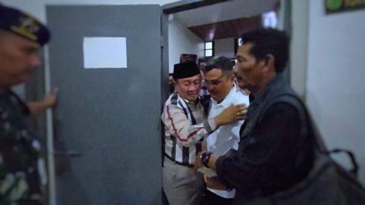 Tokoh Masyarakat Sumut RE Nainggolan Hadiri Sidang Topan Ginting, Beri Dukungan Moril