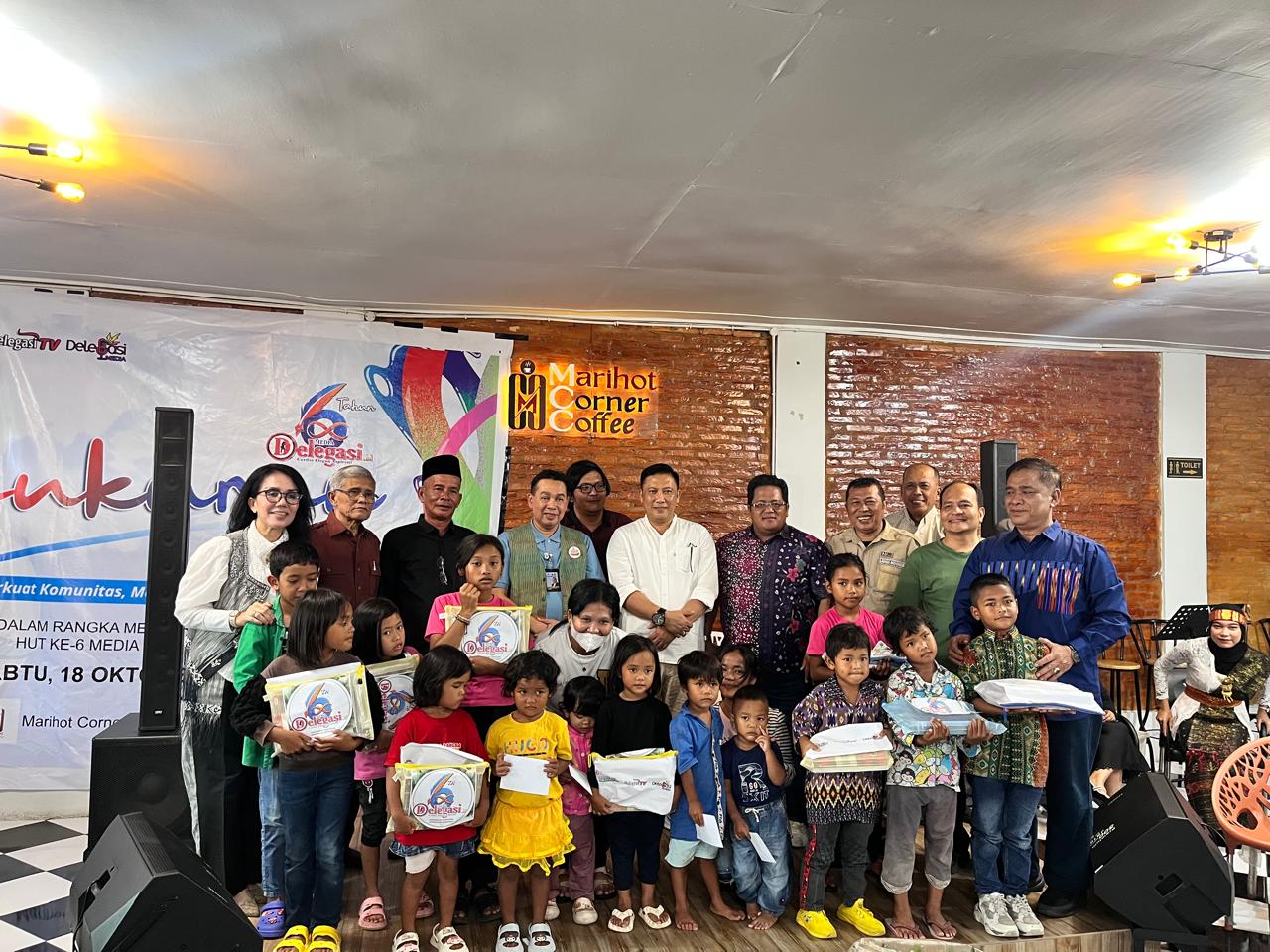 Berfoto bersama sesaat penyerahan taliasih kepada anak-anak usia TK dan SD dari keluarga kurang mampu, pada Syukuran HUT ke 6 Mediadelegasi, di Marihot Corner Coffe, Pangururan, Samosir, Sabtu (18/10). Foto: limbong