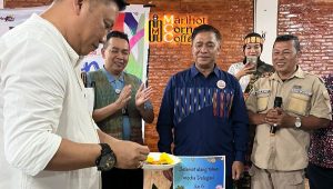 Kadis Kominfo Sumut Erwin Hotmansyah Harahap SSTP MM memotong nasi tumpeng disaksikan GM BP TCU-GGp Dr Azizul Cholis, kepada Dirut PT Media Delegasi Nusantara, Ir Mandalasah Turnip SH, pada puncak Syukuran HUT ke 6 Mediadelegasi, Sabtu (18/10), di Marihot Corner Coffee, Pangururan, Samosir. Foto: mnkr