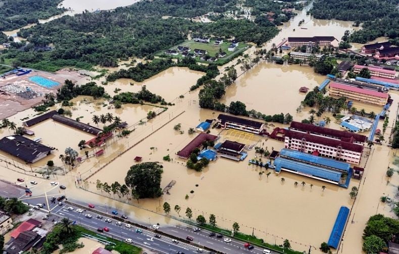 Banjir menggenangi jalan raya di Gorontalo Utara