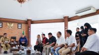 natal1 Gubernur Sumut Bobby Afif Nasution saat menerima audiensi Panitia Natal Relawan RKBN dipimpin Ketua Panitia yang juga Penasihat RKBN Ir Mandalasah Turnip SH, Selasa (18/11), di Kantor Gubsu. Foto: Kominfosu