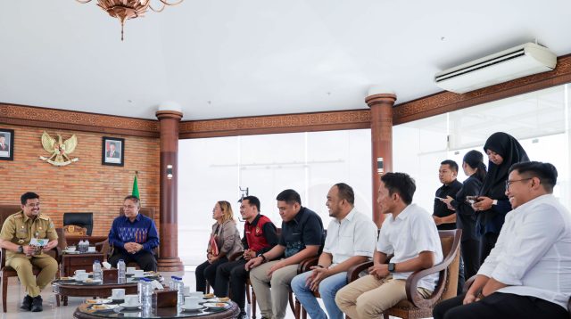 Gubernur Sumut Bobby Afif Nasution saat menerima audiensi Panitia Natal Relawan RKBN dipimpin Ketua Panitia yang juga Penasihat RKBN Ir Mandalasah Turnip SH, Selasa (18/11), di Kantor Gubsu. Foto: Kominfosu