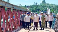 FOTO GUBERNUR SUMUT DAMPINGI PRESIDEN TINJAU JEMBATAN BAILEY SUNGAI GAROGA KECAMATAN BATANG TORU