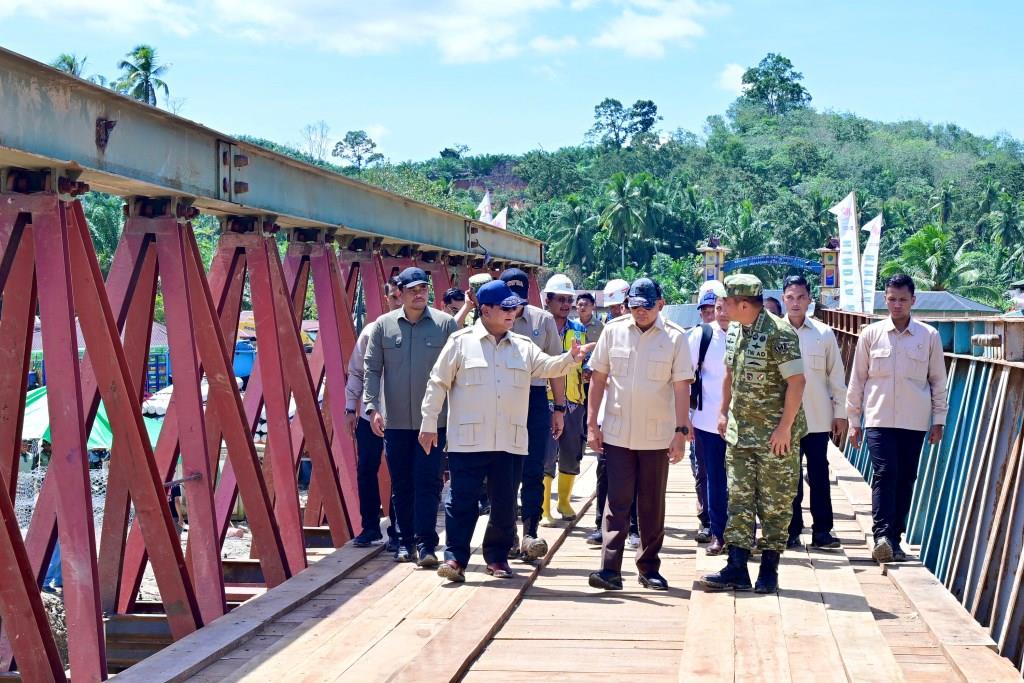 FOTO GUBERNUR SUMUT DAMPINGI PRESIDEN TINJAU JEMBATAN BAILEY SUNGAI GAROGA KECAMATAN BATANG TORU