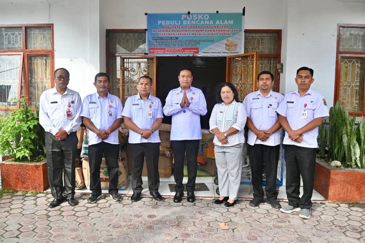 Bupati Humbang Hasundutan Menerima Bantuan Sosial Dari Kementerian Koperasi
