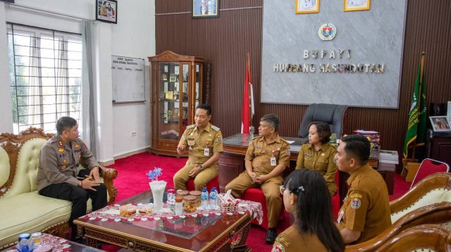 Kapolres Humbang Hasundutan AKBP Adi Nugroho, SH, SIK didampingi Wakapolres Kompol Manson Nainggolan, SH, M.Si melaksanakan kunjungan silaturahmi kepada Bupati Humbang Hasundutan, Dr. Oloan Paniaran Nababan, SH, MH, Selasa 13 Januari 2026.