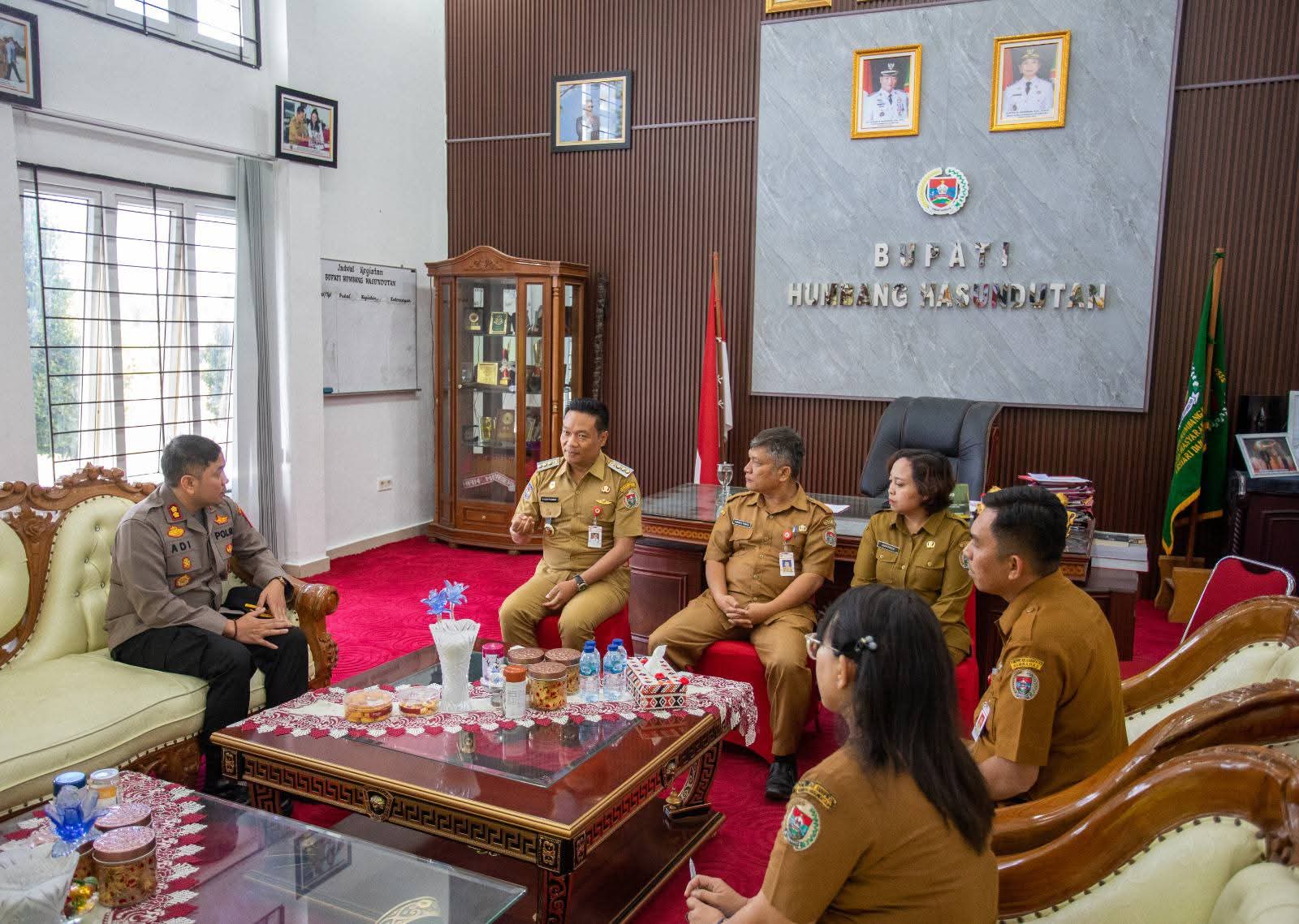 Kapolres Humbang Hasundutan AKBP Adi Nugroho, SH, SIK didampingi Wakapolres Kompol Manson Nainggolan, SH, M.Si melaksanakan kunjungan silaturahmi kepada Bupati Humbang Hasundutan, Dr. Oloan Paniaran Nababan, SH, MH, Selasa 13 Januari 2026.