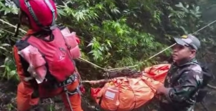 Satu Korban Pesawat KKP ATR 42-500 Ditemukan di Lereng Bulusaraung