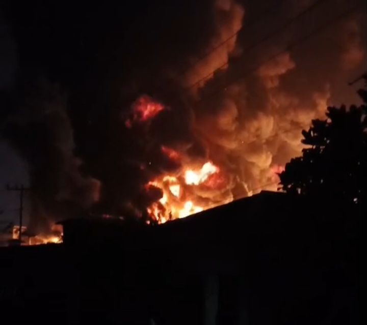 Pabrik Swallow Terbakar, Ratusan Warga Tanjungmulia Medan Mengungsi