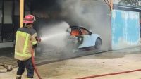 mobil listrik Mobil Listrik mewah terbakar