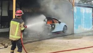 Mobil Listrik mewah terbakar