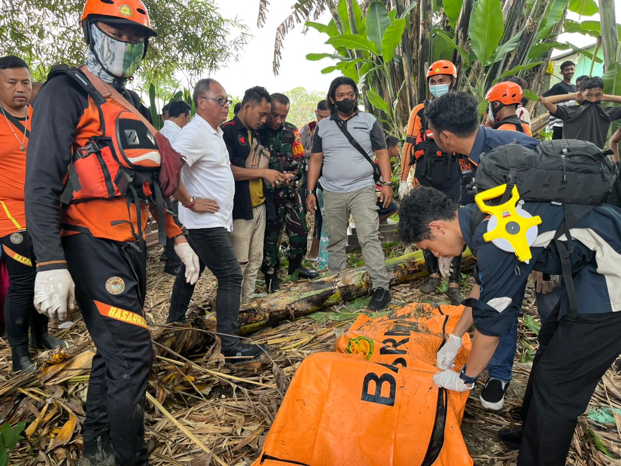 IMG-20260218-WA0029 Tim Operasi SAR Nasional yang di Koordinir Kantor Pencarian dan Pertolongan Kelas A Medan akhirnya berhasil menemukan jasad seorang pria yang sebelumnya dilaporkan hanyut di Sungai Belawan, Kota Medan, Sumatera Utara, setelah dilakukan operasi pencarian intensif selama beberapa hari sejak laporan kejadian diterima.