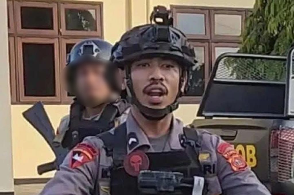 anggota_brimob_polda_maluku_bripda_masias_siahaya Tindak Tegas