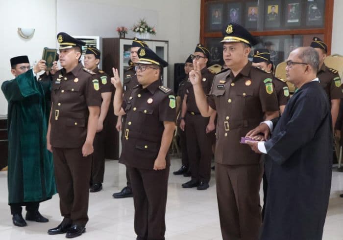 tiga_kasi_di_kejari_medan_dilantik_kajari_diminta_hindari_perbuatan_yang_dapat_mencederai_kepercayaan_publik_2026-02-10_21-04-26_5528 (1) Tiga kasi di Kejari Medan saat dilantik Kajari Medan, Ridwan Sujana Angsar. (Foto: dok Kejari Medan)