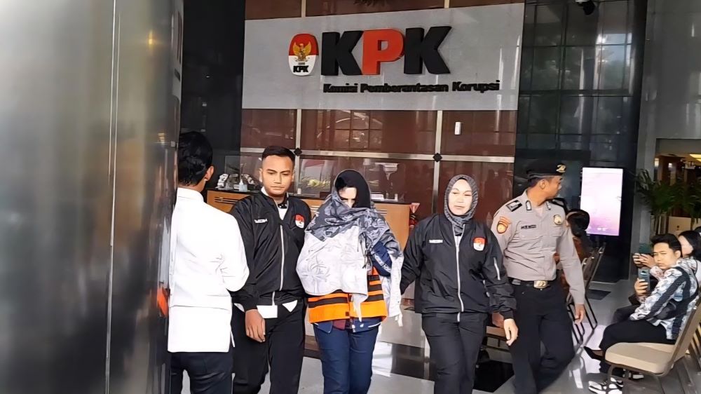kenakan-rompi-oranye-bupati-pekalongan-fadia-arafiq-resmi-jadi-tahanan-kpk-04032026-130315 Rompi