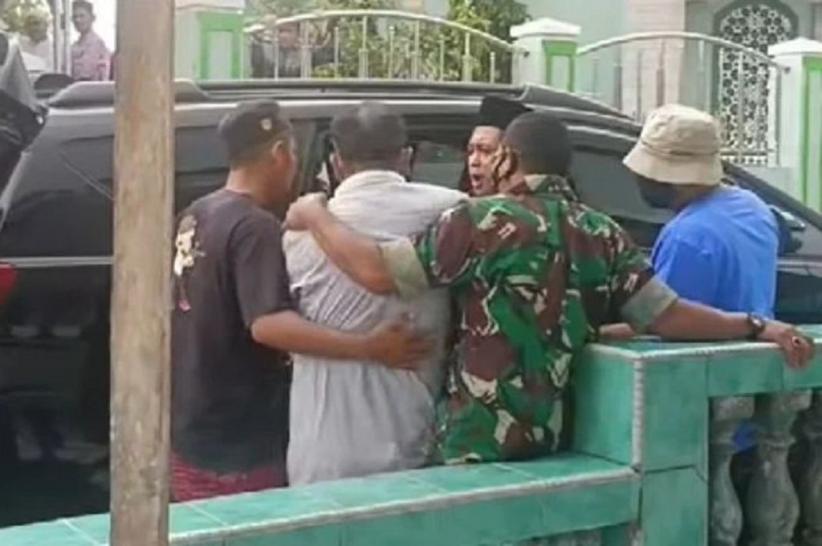 Terdakwa korupsi lahan 1.500 hektare Marwan, Mantan Kepala Dinas Kehutanan Provinsi Kepulauan Bangka Belitung diamankan petugas Kejati Babel usai salat Jumat di Sungailiat, Bangka. Foto: Ist.