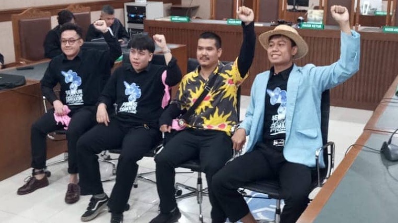 Direktur Eksekutif Lokataru Foundation Delpedro Marhaen Rismansyah, bersama tiga diputus bebas dalam perkara dugaan penghasutan aksi demonstrasi Agustus. Foto: Ist.