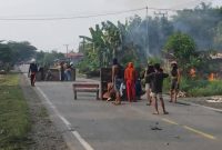 Bentrok warga trjadi di wilayah Walenrang, Kabupaten Luwu, Sulawesi Selatan, pada Jumat (24/4/2026), hingga jalan trans Sulawesi lumpuh. Foto: Ist.