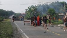 Bentrok warga trjadi di wilayah Walenrang, Kabupaten Luwu, Sulawesi Selatan, pada Jumat (24/4/2026), hingga jalan trans Sulawesi lumpuh. Foto: Ist.