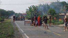 Bentrok warga trjadi di wilayah Walenrang, Kabupaten Luwu, Sulawesi Selatan, pada Jumat (24/4/2026), hingga jalan trans Sulawesi lumpuh. Foto: Ist.