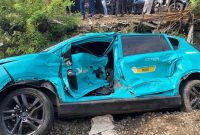 Taksi Green SM ikut tertabrak KRL di Bekasi Timur. Foto: Ist.