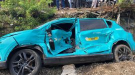 Taksi Green SM ikut tertabrak KRL di Bekasi Timur. Foto: Ist.