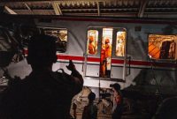 Tim penyelamat bekerja di lokasi terjadinya tabrakan kecelakaan Kereta Api Jarak Jauh (KAJJ) Argo Bromo Anggrek dengan Kereta Rel Listrik (KRL) Commuter Line di Stasiun Bekasi Timur, Jawa Barat, pada Selasa 28 April 2026 dini hari. Foto: Ist.